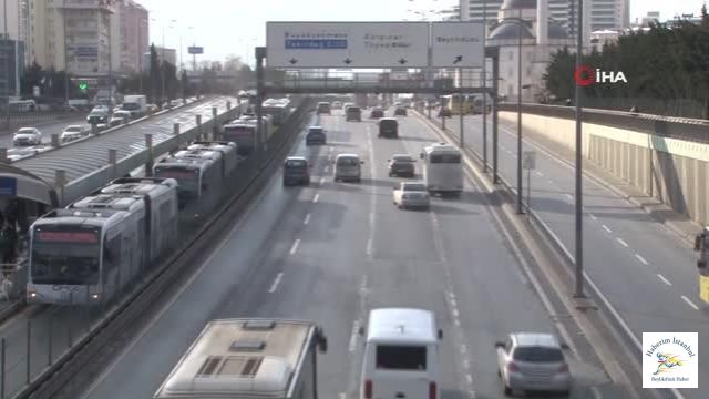 E-5 Karayolu'nda oluşan trafik böyle görüntülendi