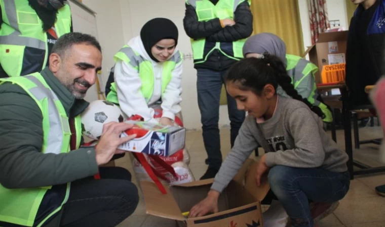 Bingöl Genç’te yılbaşı öncesinde çocukların hayallerini gerçekleştirdiler