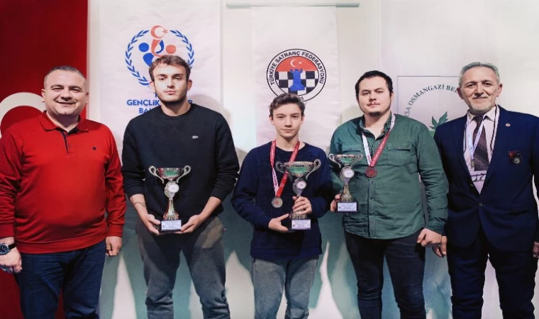 Bursa Osmangazi’de satranç ustaları kupalarını aldı