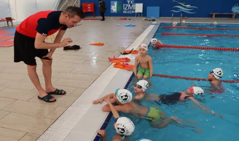 İzmit’in Yüzme Takımı antremanlarını sürdürüyor