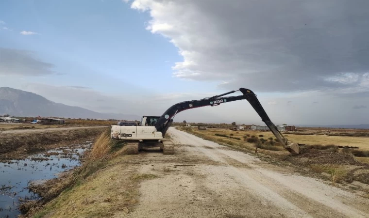 Manisa Saruhanlı’da dere yataklarının temizliğine devam