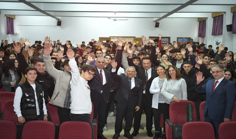 Memduh Büyükkılıç Kariyer Günleri’ni sürdürüyor