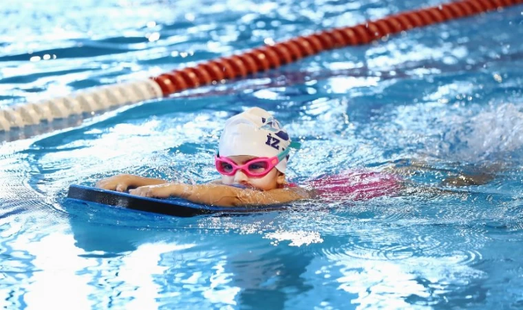 İzmir’in minik yüzücüleri Aliağa’da yarıştı