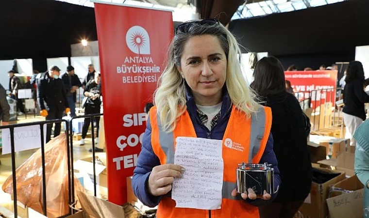 Antalya Büyükşehir Afet Merkezi’ne bırakılan yardımlar arasında bulunan kumbaralar içleri ısıttı