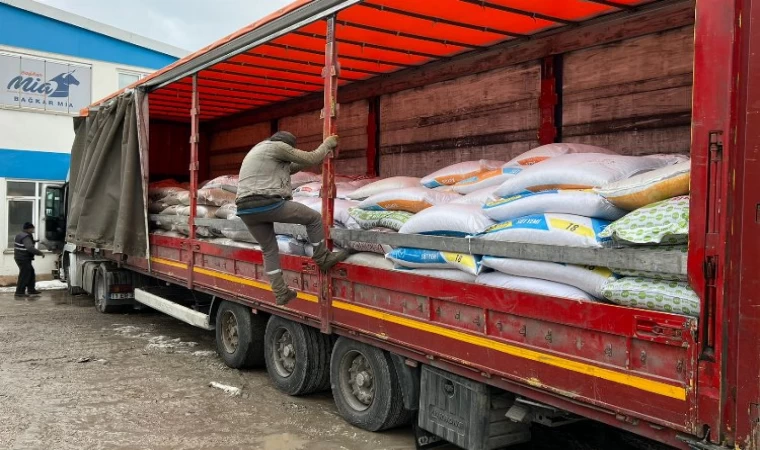 Bilecik Pazaryeri’nden deprem bölgesindeki hayvanlara yem desteği