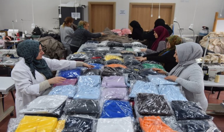 Bursa Yıldırım’da depremzedelere kışlık kıyafet üretiliyor