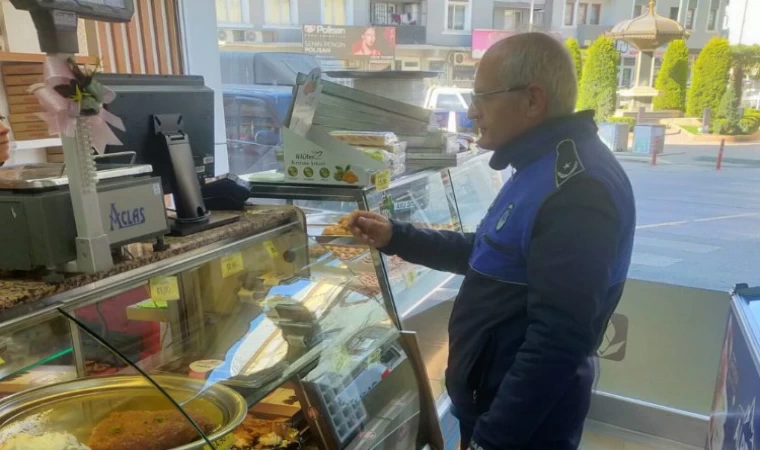 Bursa’da Gürsu Zabıtası tarihleri geçen ürünleri imha etti