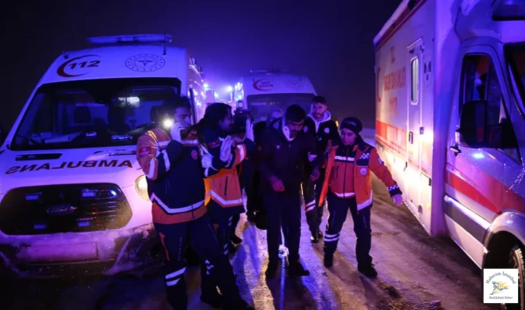 Buzlu yolda feci kaza! Diyarbakır'da yolcu otobüsü devrildi: Çok sayıda ölü ve yaralı var