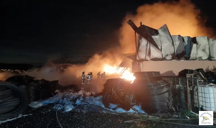 Çatalca'da korkutan yangın: İki fabrika alev alev yandı