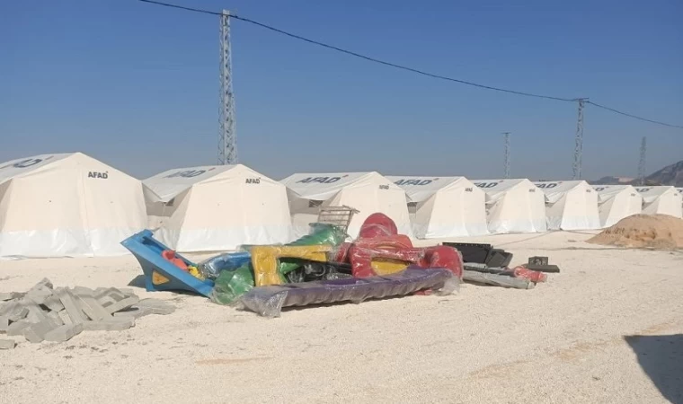 Hatay Defne’de çadır kentin çevresine tel çit