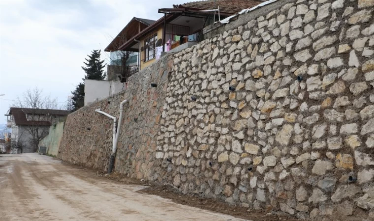 İzmit’te hasarlı istinat duvarı yenilendi