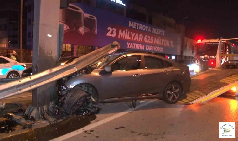Kadıköy'de feci kaza: Otomobil bariyere ok gibi saplandı