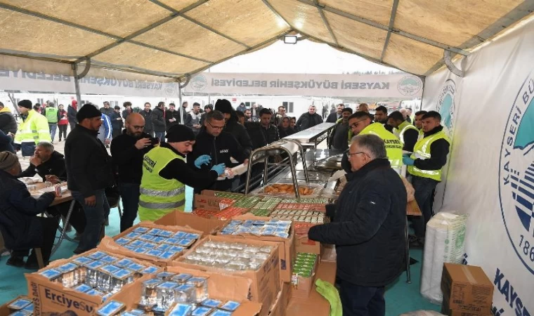 Kayseri Büyükşehir’den depremzedelere mobil mutfak