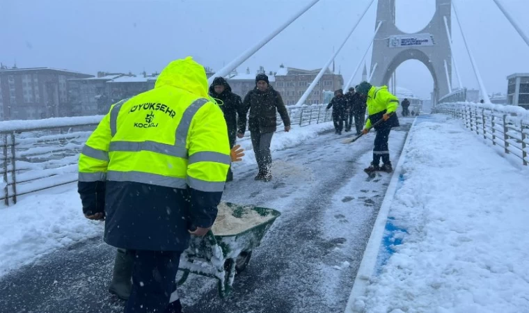 Kocaeli’de karla mücadele 7/24 sürüyor