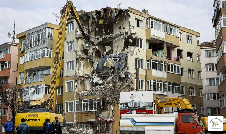 Küçükçekmece'deki riskli sitede yıkım başladı