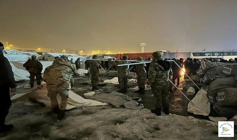 Mehmetçik depremzedeler için sahada! .