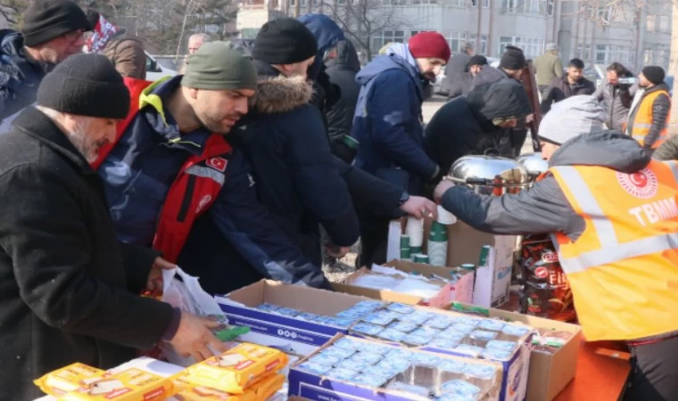 TBMM personeli Kahramanmaraş’ta sıcak yemek veriyor