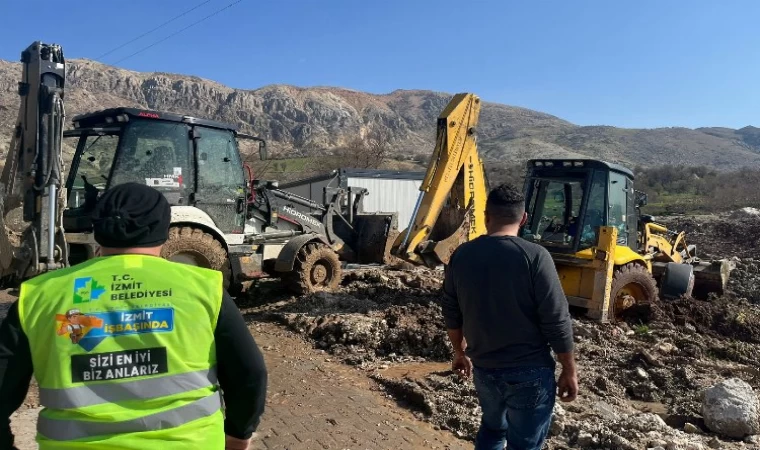 Adıyaman’da çamura saplanan iş makinası kurtarıldı