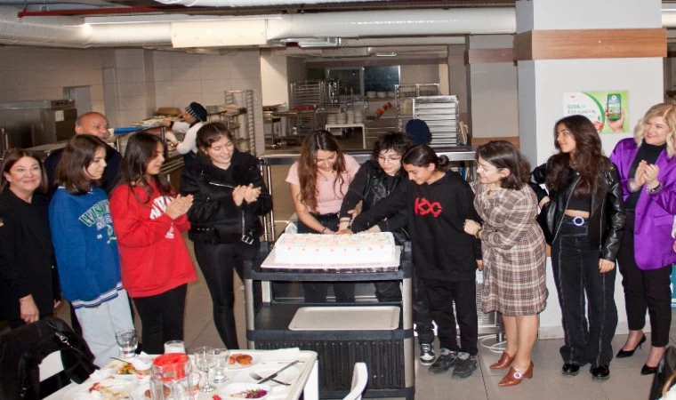 Bursa’da ’Kır Çiçekleri’nden 8 Mart’a erken kutlama