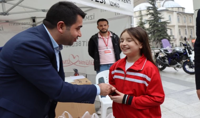 Minik Haticenur elde ettiği geliri bağışladı