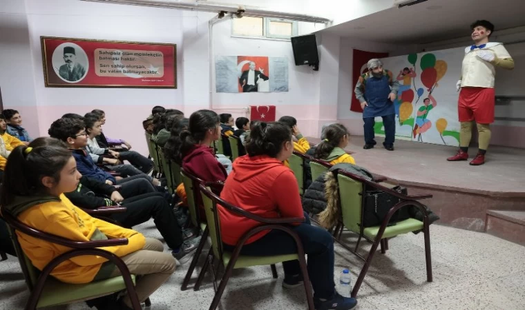 Nevşehir’de depremzede çocuklara tiyatro morali