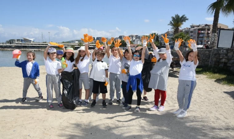 Kuşadası’nda kıyıdan 235 kilogram atık toplandı