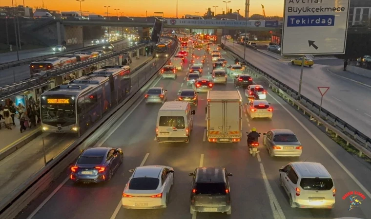 İstanbul’da yılın son mesai gününde trafik yoğunluğu yüzde 74’e çıktı