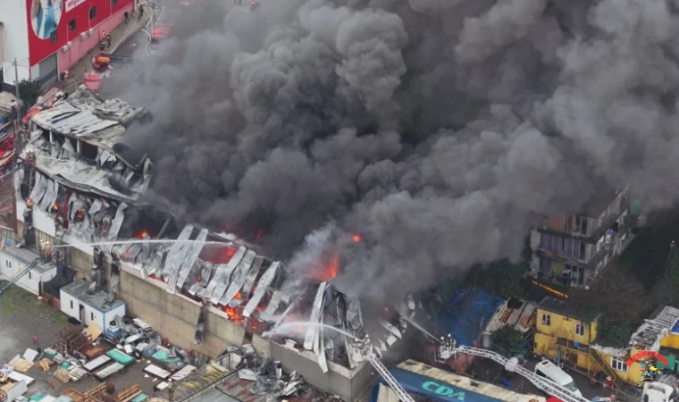 İstanbul Ataşehir’de büyük yangın paniği: Alevler binayı sardı, kısmi çökme yaşandı