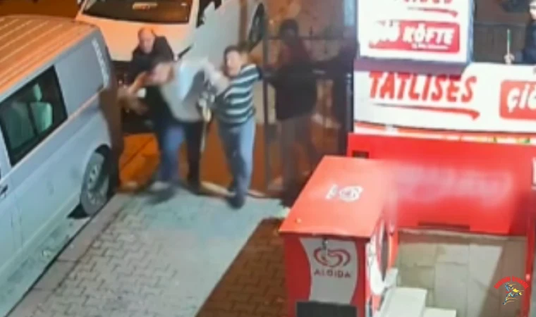 Esenyurt’ta bıçaklı gerilim: Mahallelinin müdahalesi kamerada