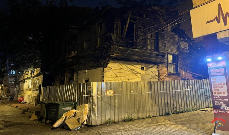 Fatih’te tarihi ahşap binanın üst katı kısmen çöktü