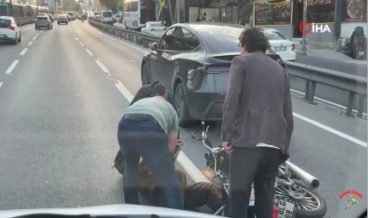 İstanbul Avcılar’da motosiklet ile otomobil çarpıştı: Sürücü yola savruldu