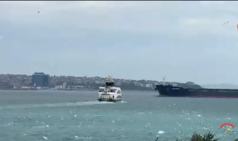 İstanbul’da şiddetli rüzgar Boğaz’ı vurdu: Gemiler zor anlar yaşadı