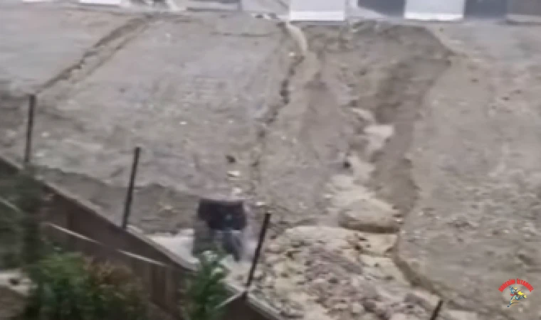 Küçükçekmece'de sağanak sonrası dere taştı taşacak! Karadeniz'i aratmadı