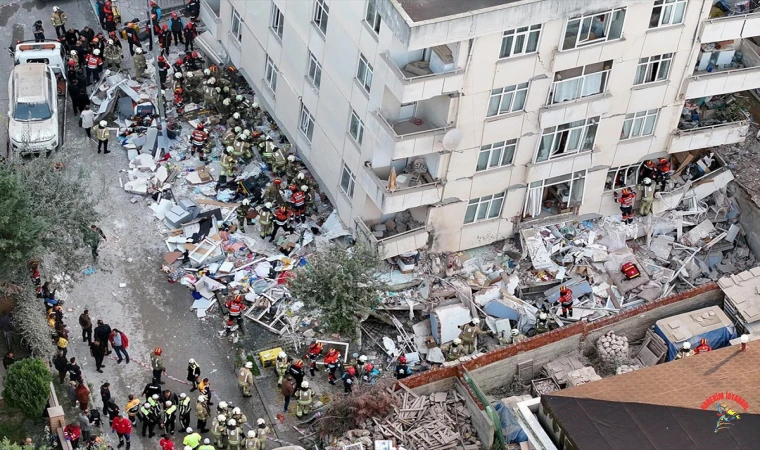 Maltepe’de 7 katlı binada korkutan çökme