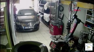 Asma Tavandan Düştü Ama Telefonla Konuşmayı Bırakmadı