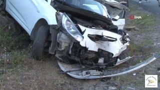 Minibüsle kafa kafaya çarpışan otomobildeki 2 kişi yaralandıİ