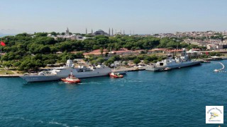 Sarayburnu'na demirleyen savaş gemileri havadan görüntülendi