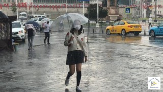 Taksim'de Yağmura Hazırlıksız Yakalandılar