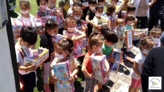 'Tayyip dede' diye seslenen çocuklara oyuncak dağıttı.