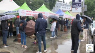 Yağmura Rağmen Aşı Kuyruğunda Beklediler