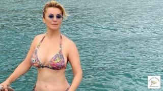 Hayranları Göğüs Dekoltesine Bayıldı