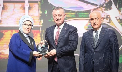 Emine Erdoğan’dan Başkan Büyükakın’a teşekkür plaketi