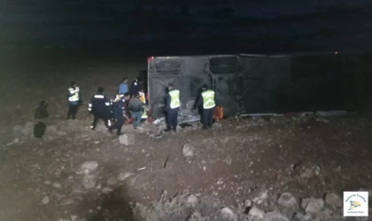 Afyonkarahisar'da yolcu otobüsü devrildi: Ölü ve çok sayıda yaralı var