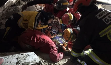 AKUT’tan, 71. saatte yeni bir mucizevi kurtarma…