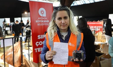 Antalya Büyükşehir Afet Merkezi’ne bırakılan yardımlar arasında bulunan kumbaralar içleri ısıttı