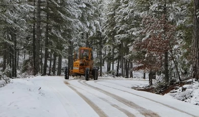 Antalya Büyükşehir ekiplerinin karla mücadelesi sürüyor