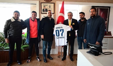 Başkan Topaloğlu’na forma hediyesi