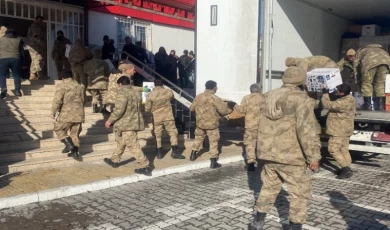 Bingöl Jandarması deprem bölgesinde yaraları sarıyor