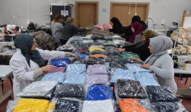 Bursa Yıldırım’da depremzedelere kışlık kıyafet üretiliyor