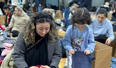 Çocuklar, depremzedeler için yardıma koştu